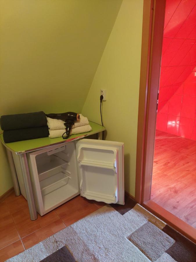 Cabana Cu Teren De Tenis -- Etaj Banita Extérieur photo